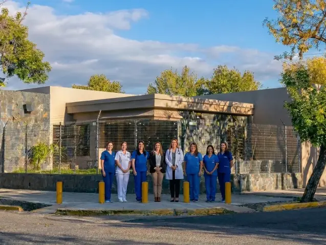 Equipo de Casa Trapiche frente a la residencia