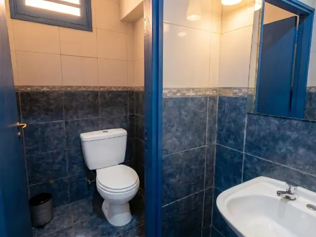 Baño completo con lavamanos y ventilación natural