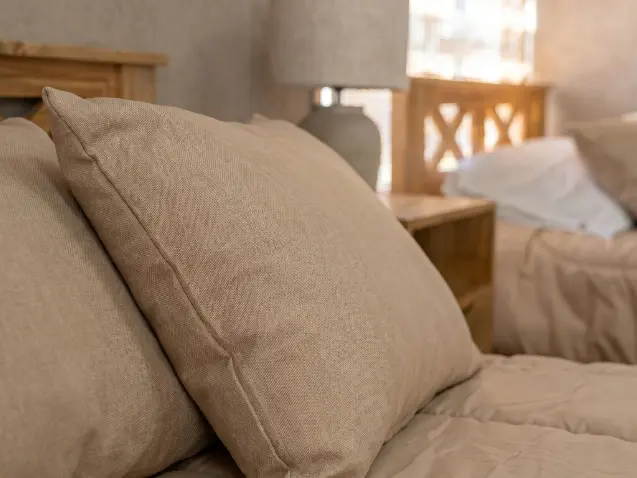 Detalle de almohada y ropa de cama
