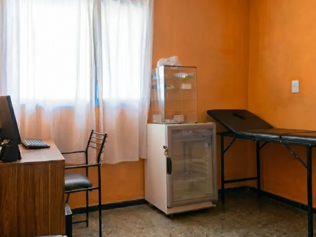 Área de atención y control de salud con camilla y equipamiento