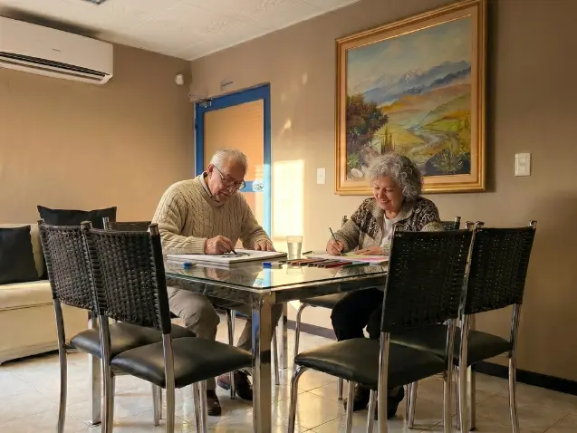 Comedor preparado para residentes y actividades compartidas